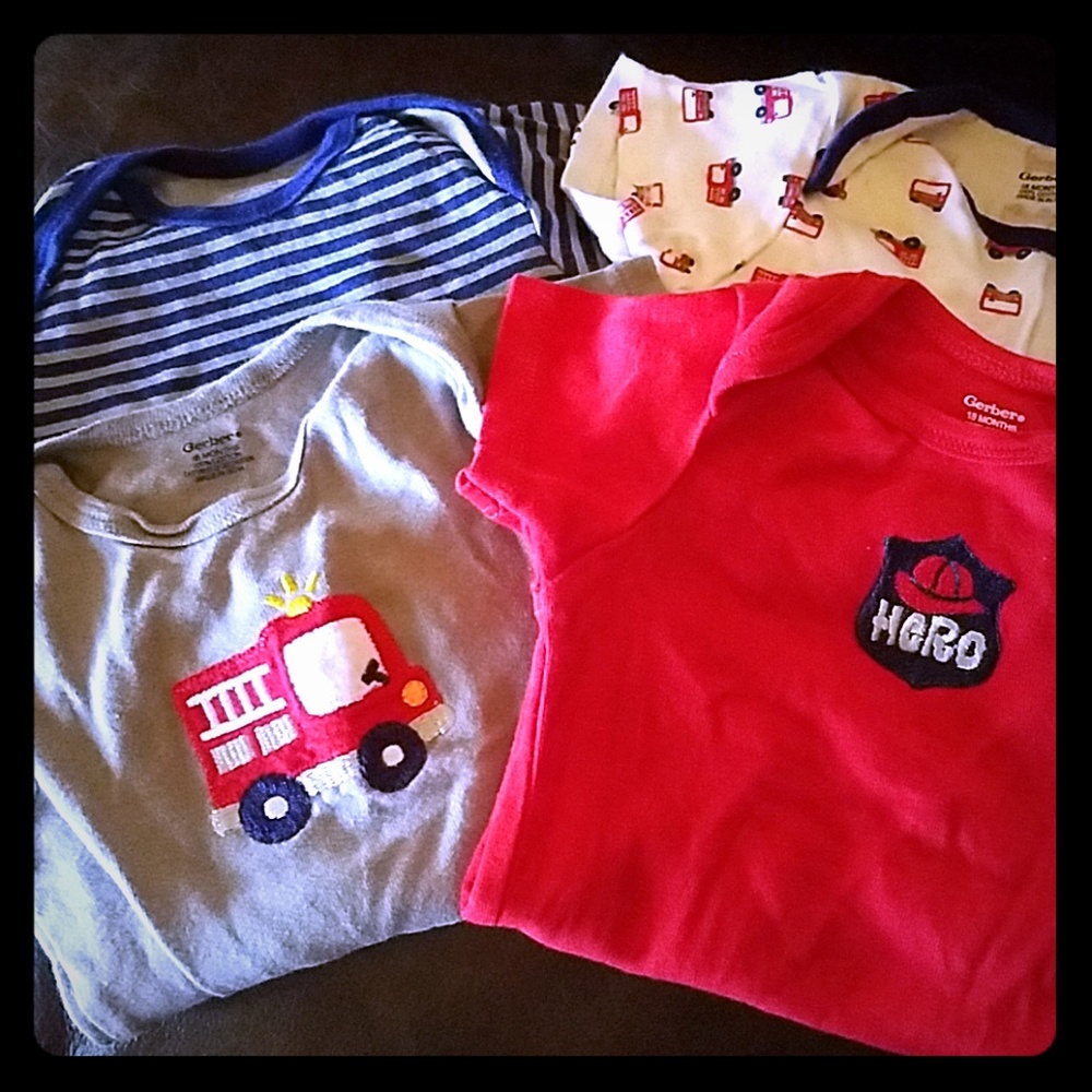 18 mo 4 pack gerber onesies NWOT